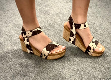 Load image into Gallery viewer, Very G Wedge sandals
