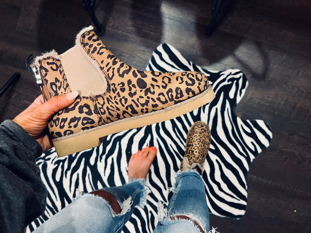 Leopard clogs